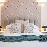 Liverpool St Three Bedroom Home Near Tube Station