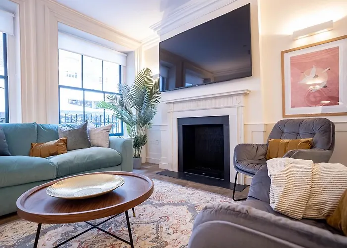 Liverpool St Three Bedroom Home Near Tube Station